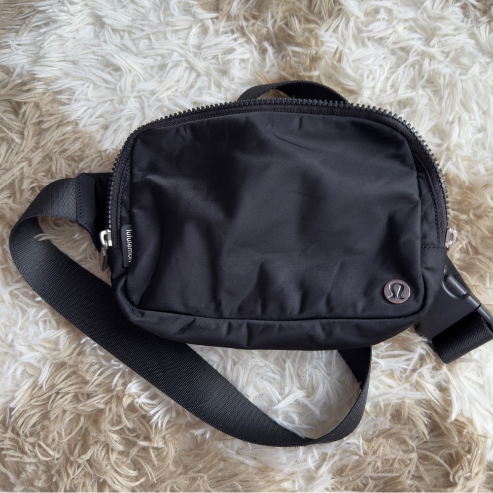 Lululemon 2L belt bag
